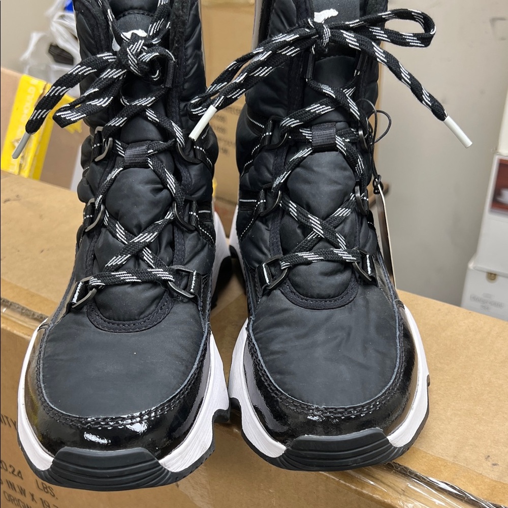 Sorel Black and White winter boot  size 10